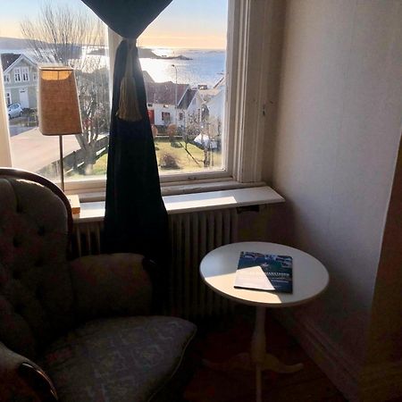 Vacker Vaning Med Havsutsikt I Stroemstads Centrum. Kültér fotó