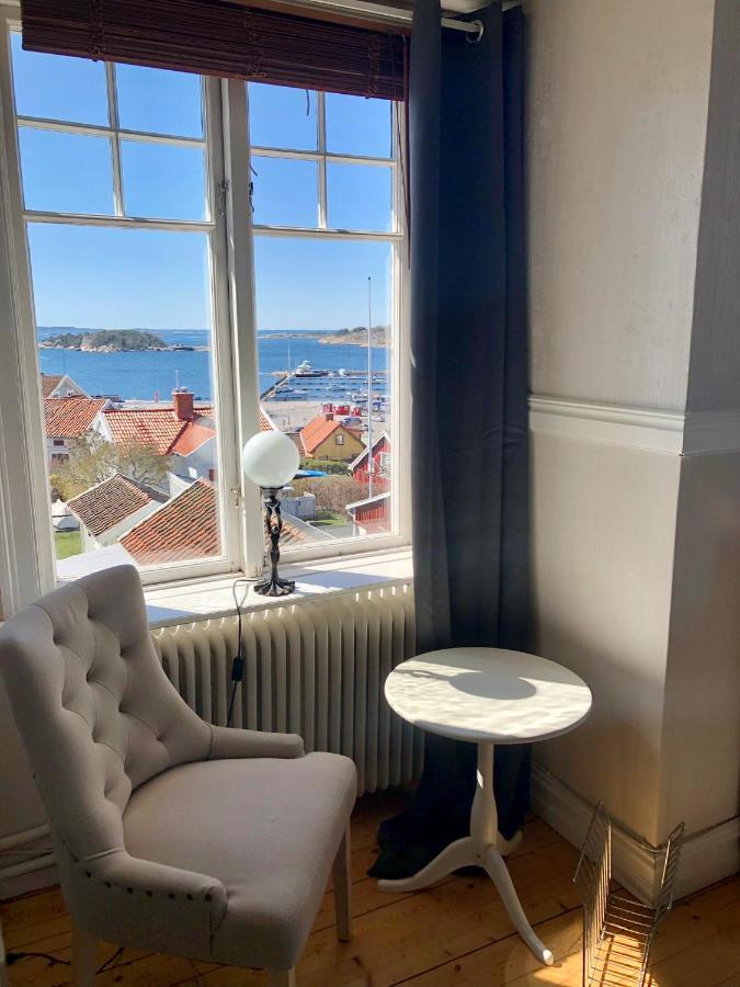 Vacker Vaning Med Havsutsikt I Stroemstads Centrum. Kültér fotó